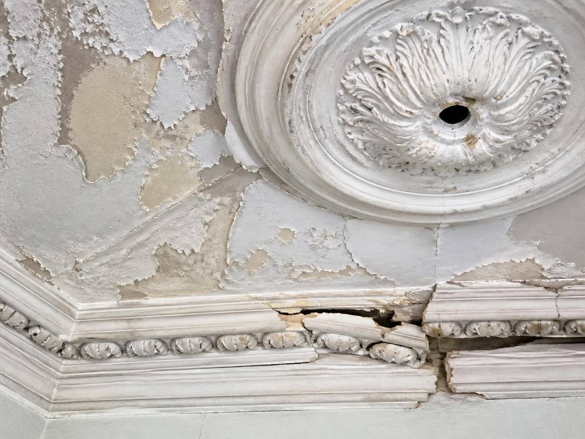 Moulures et décors en plâtre — avant